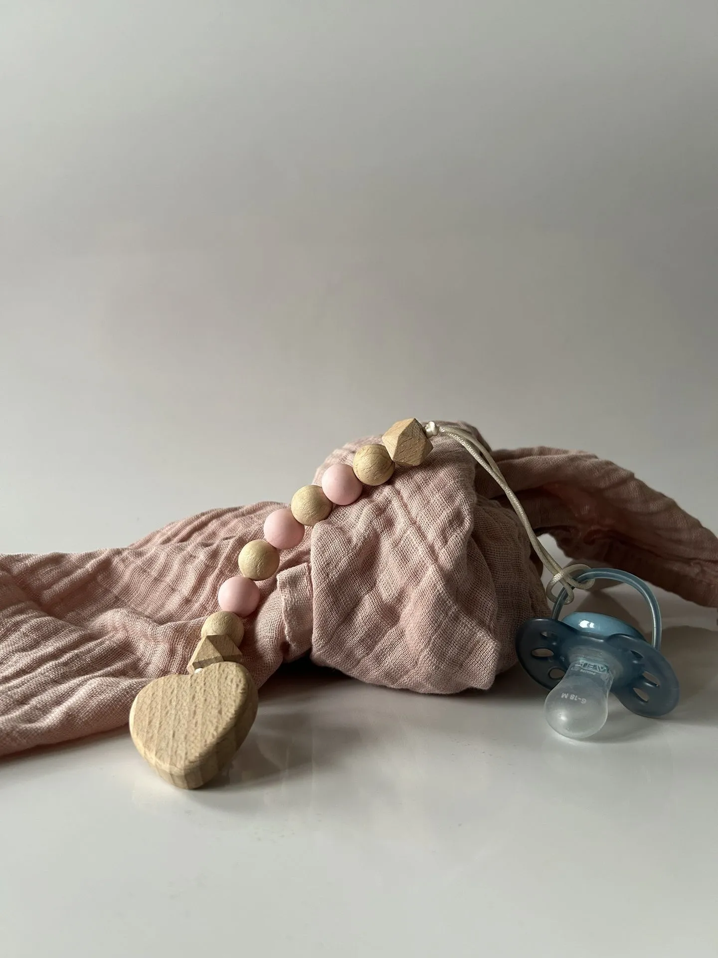 attache tétine boule rose + tetra 01.webp